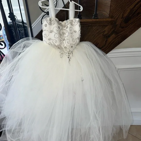 Beautiful flower girl or communion dress.Size 6 well made, Formal
